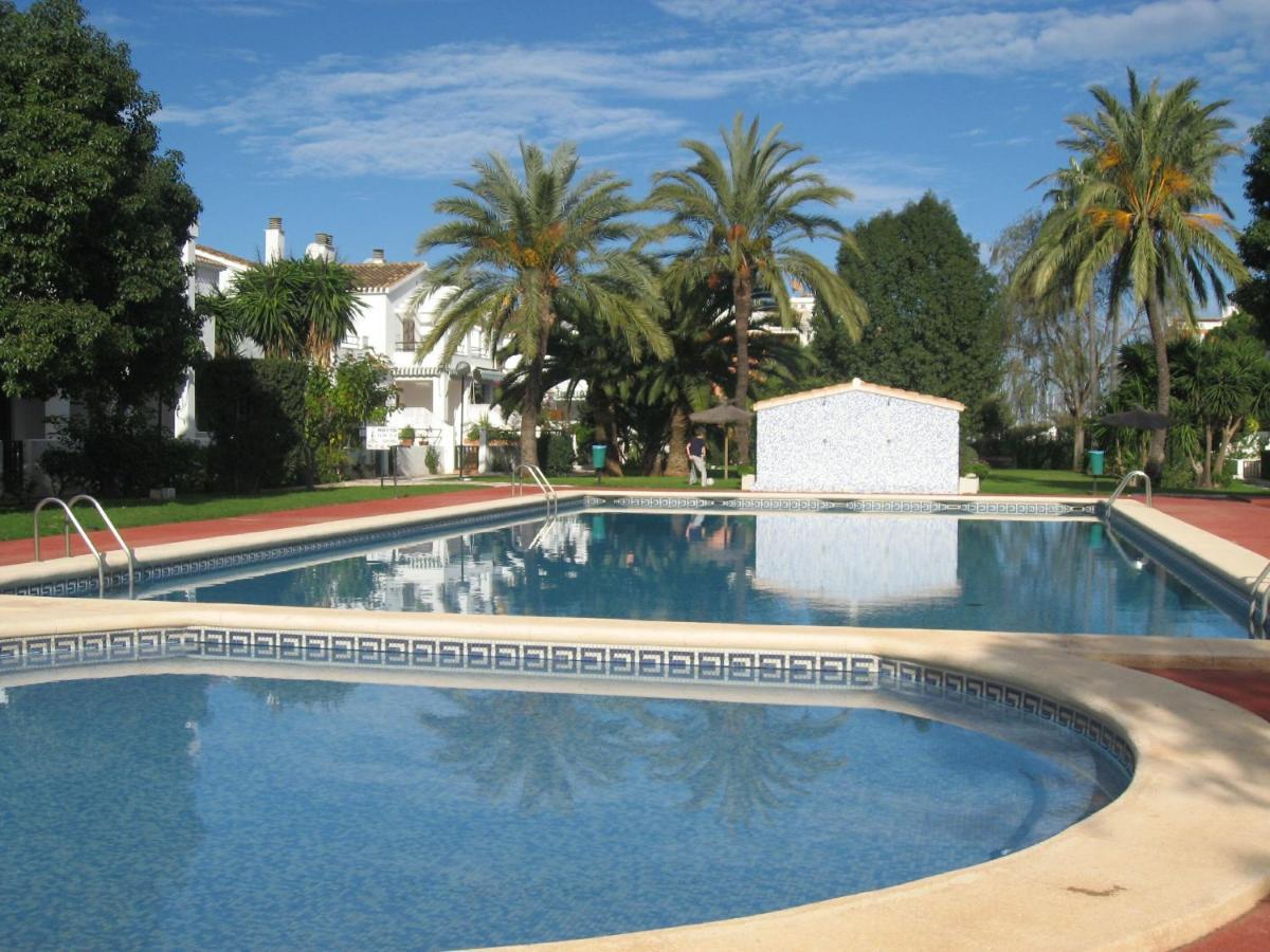 Chalet adosado en urbanización con precioso jardín Dénia Exterior foto