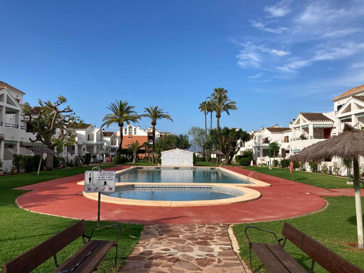 Chalet adosado en urbanización con precioso jardín Dénia Exterior foto